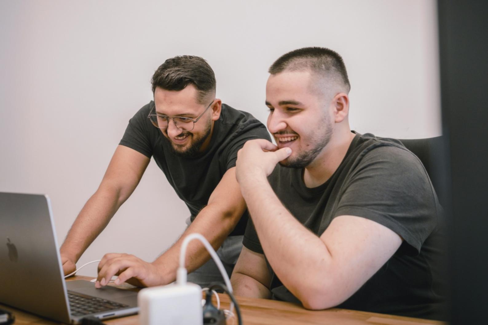 Espacio de formación empresarial con materiales de planificación financiera