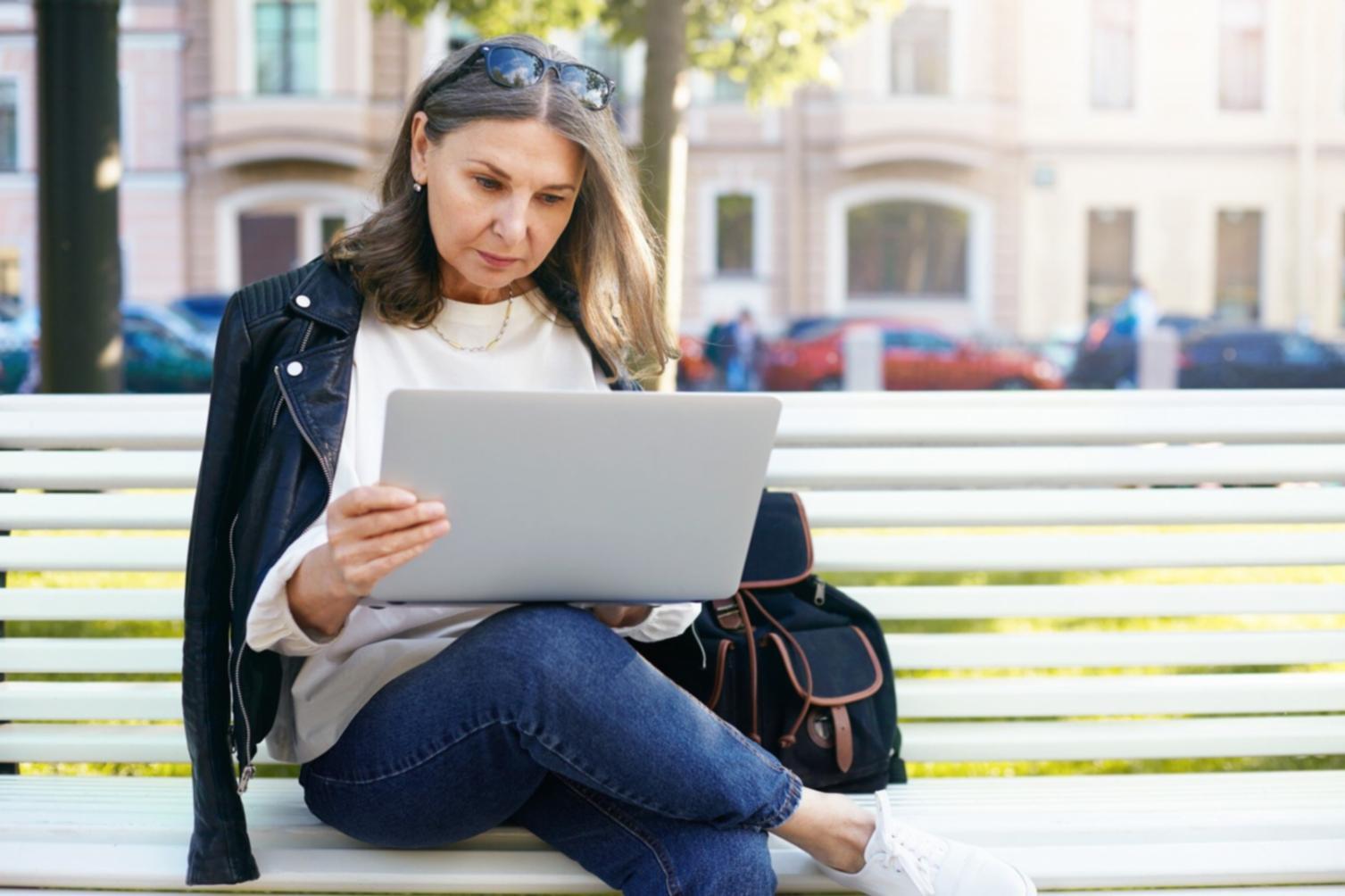 Sesión de formación sobre gestión empresarial con documentos y análisis financiero